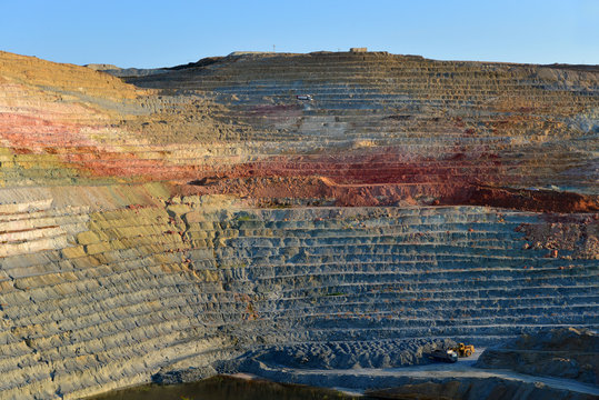 Mines à ciel ouvert à Milos