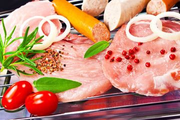 Grillfleisch mit Salat und Mais