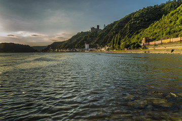 Sankt Goarshausen und Burg Katz von der Loreley aus gesehen