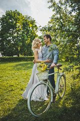 Obraz premium Loving couple with a bicycle 3117.