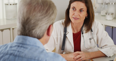 Obraz premium Senior doctor advising elderly patient