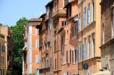 Fototapeta na wymiar Façades d'immeubles colorées dans les rues de Rome