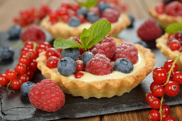 Cake with custard and berries