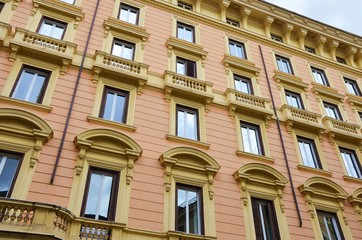Fototapeta na wymiar Façades d'immeubles colorées dans les rues de Rome