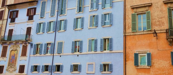 Façades d'immeubles colorées dans les rues de Rome - 86782685