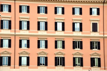 Obraz premium Façades d'immeubles colorées dans les rues de Rome