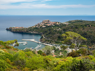 Fototapeta na wymiar Panoramic view of Capraia town and harbour with Elba