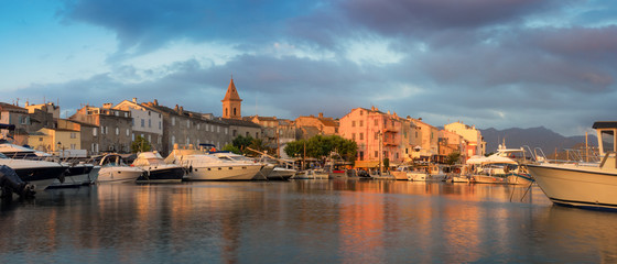 Panorama pięknego miasta i portu Saint Florent, Korsyka - 86783651