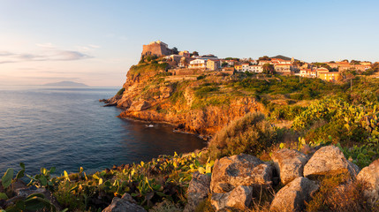 Panorama miasta Capraia na skale wyspy Isola di Capraia - 86783830