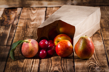 Фрукты и ягоды на деревянном фоне