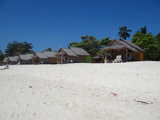 Belle plage déserte de sable blanc a Koh Lipe, Thaïlande 