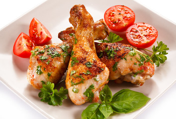 Barbecued chicken drumsticks and vegetables 