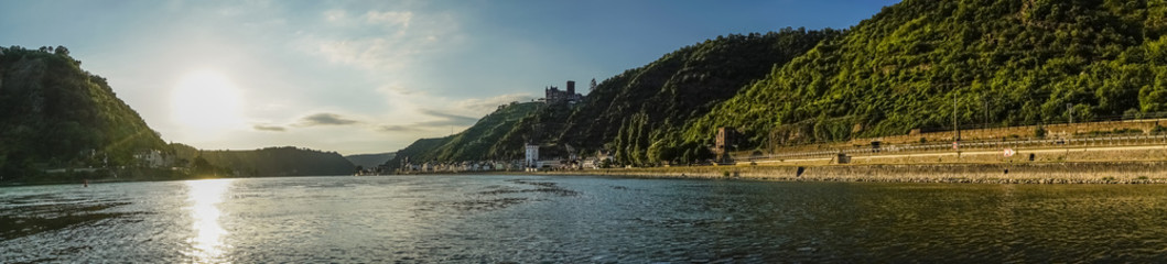 Panorama Sankt Goarshausen und Sankt Goar am Rhein im Sonnenuntergang
