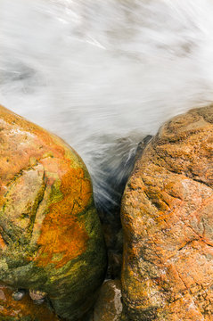 Fond en roche mouill&eacute;e avec l'eau de mer en mouvement le Pouldu Bretagne