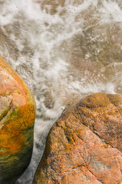 Fond en roche mouill&eacute;e avec l'eau de mer en mouvement le Pouldu Bretagne