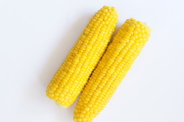 茹でた２本のトウモロコシ