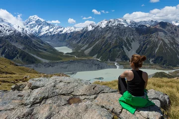 Photo sur Plexiglas Aoraki/Mount Cook Woman Traveler with Backpack hiking in Mountains
