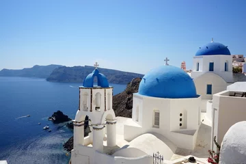 Vitrage gordijnen Santorini Blauwe Koepelkerken in Santorini Griekenland / Santorini, Griekenland, Zuid-Europa met blauwe gebouwen