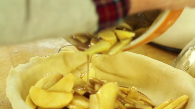 putting apple pie filling in crust