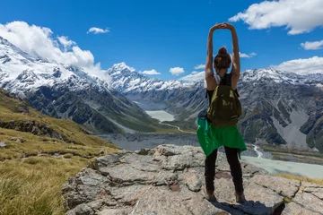 Photo sur Plexiglas Aoraki/Mount Cook Woman Traveler with Backpack hiking in Mountains
