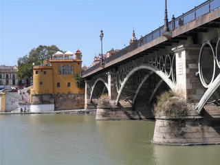 Puente de Triana et le Rio Guadalquivir