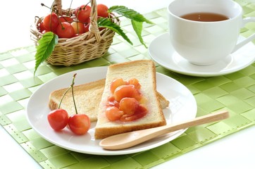 チェリージャムのトーストと紅茶