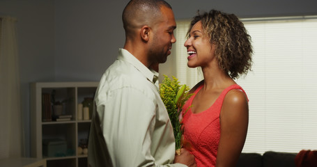 Obraz premium Black boyfriend surprises girlfriend with flowers