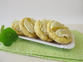 Kleine Kuchen mit Spargel und Frischkäse