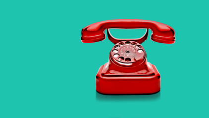 Rotes Wählscheibentelefon vorHellblauem Hintergrund