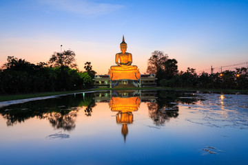 Obraz premium Big Buddha statue on sunset sky with reflection,Thailand