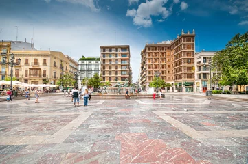Photo sur Plexiglas Fontaine Square of Saint Mary's and fountain Rio Turia. Valencia, Spain