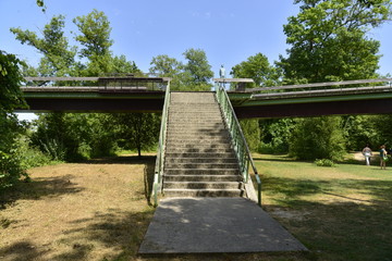 Escalier d'accès depuis la passerelle à l'ile Marquet à Angoulême 