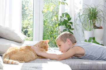 Junge mit Katze