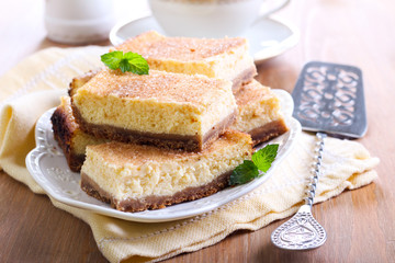 Honey and spicy cheesecake bars