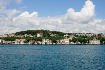 Obraz premium Old ottoman houses at the bosphorus sides