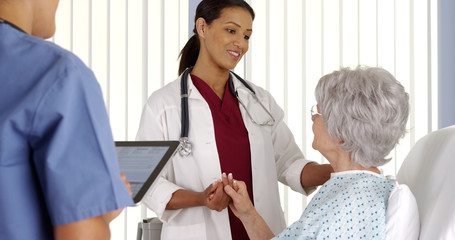 Obraz premium African American doctor talking to mature woman patient