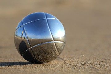 Boulekugel am Strand