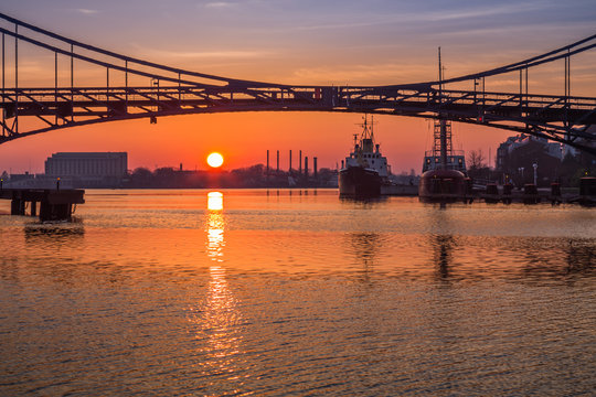 Kaiser-Wilhelm-Br&uuml;cke in Wilhelmshaven im Sonnenuntergang 