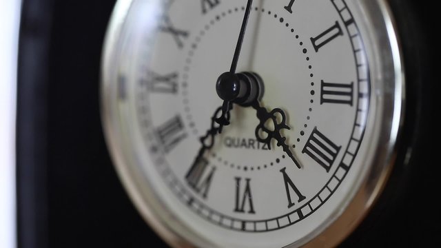 dolly shot of clock that doesn't work