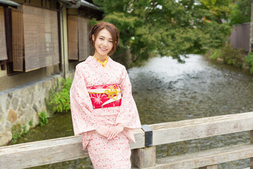着物を着た女性