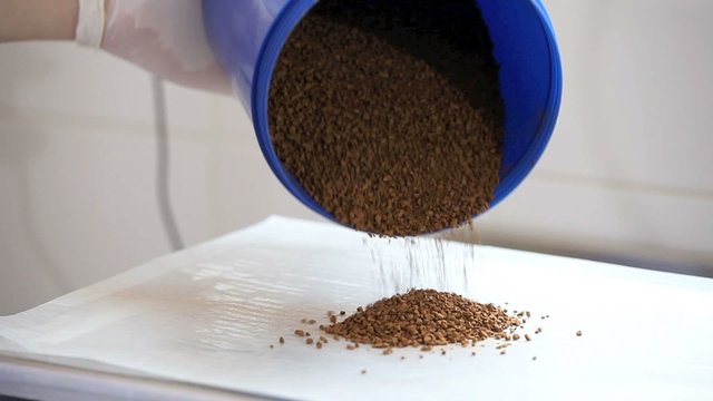 hands chef pour coffee powder from the jar