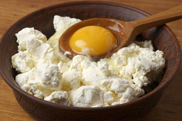 Cooking: cottage cheese and yolk