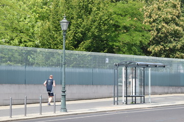 Jogger vor Sicherheitszaum