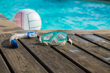 Maschera, boccaglio e pallone in piscina