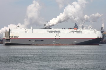Autotransporter bei der Einfahrt in einen Hafen