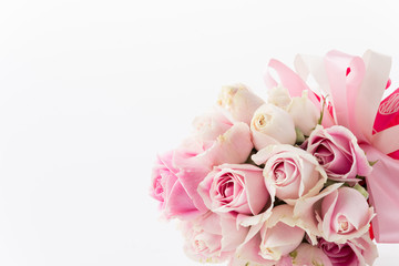 Obraz na płótnie Canvas white and pink rose bouquet on white background