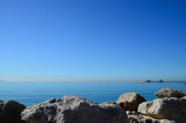 hafen mit felsen in mallorca