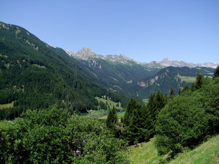 Fototapeta na wymiar Gipfelkette San Bernadino Pass in der Schweiz