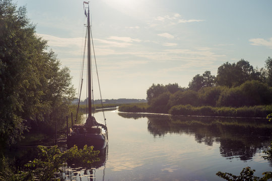 Zeilboot in het Galgenrak nabij Hasselt in Overijssel in de avondschemering in de zomer