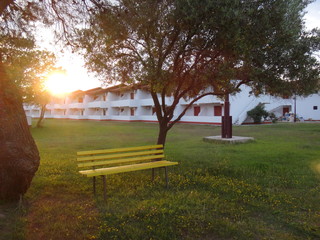 Закатный вечер над пустующими одноэтажными коттеджными домиками ранней осенью